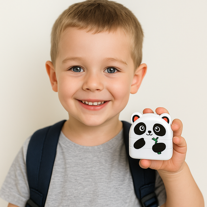 Niño usando sello personalizado para marcar ropa infantil